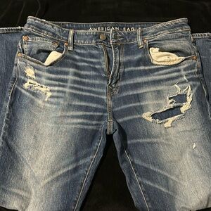 American eagle ripped jeans 34W x 32L color-light washed